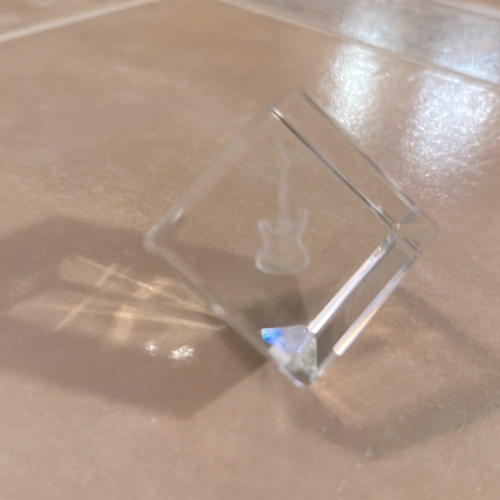 Vintage Guitar Etched Glass Paper weight - Picture 5 of 12